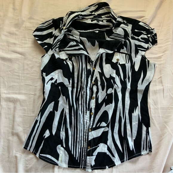 Express Black and White Abstract Pattern Button Down Blouse - Picture 5 of 5
